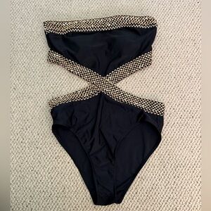 One piece strapless bathing suit